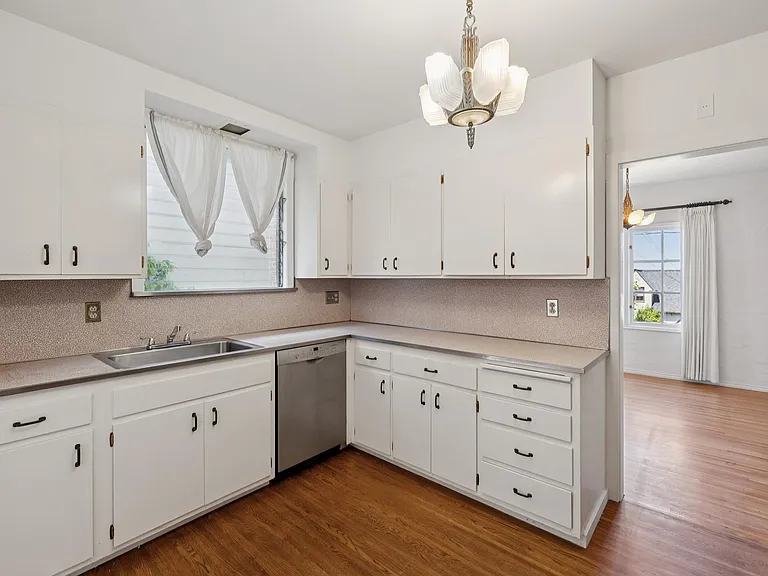 111 Windsor Ave — Photo 10
