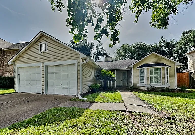 8614 Lake Crystal Dr — Photo 1