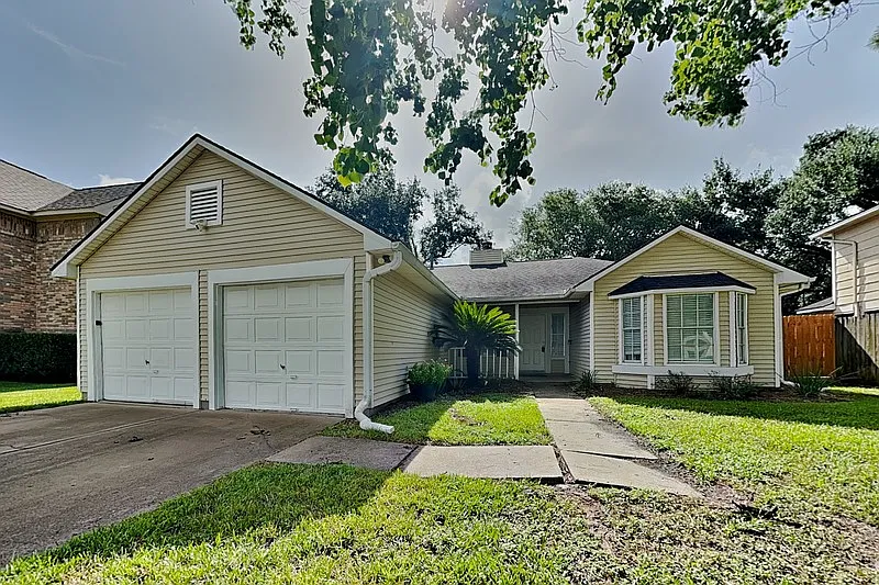 8614 Lake Crystal Dr