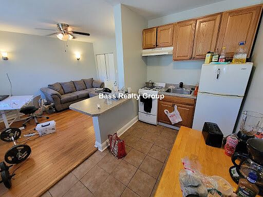 5th image of 1369 W Greenleaf Ave APT 101