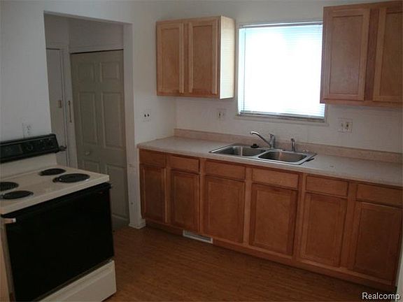 3rd image of 34807 Florence St