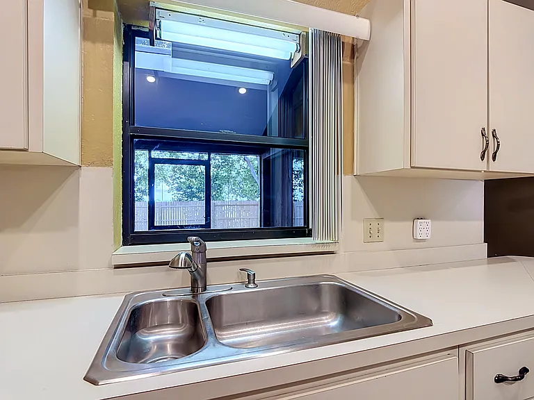 2108 Jonathan Ln — Photo 11