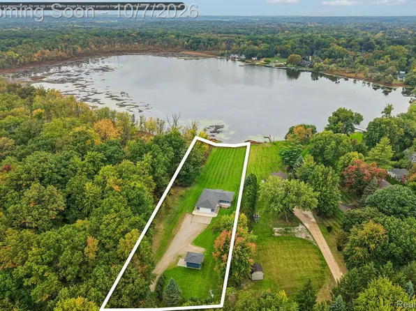 670 Driscoll Dr, Oakland, MI 48363