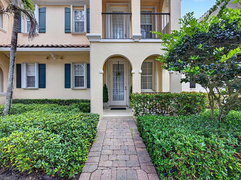213 Barcelona Dr — Photo 4