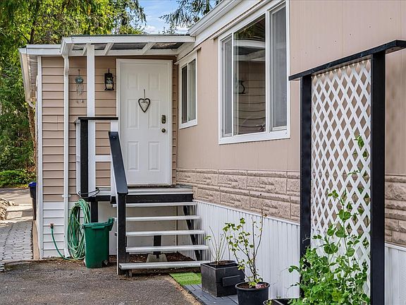 4th image of 1247 Arbutus Rd #7