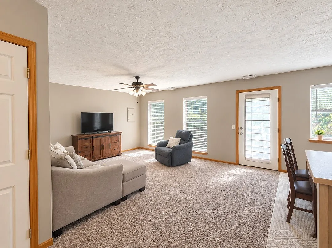 3 bed, 2.5 bath, 1750 sqft, $1,925 — Photo 2