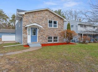1068 Lakewood Dr N, Maplewood, MN 55119