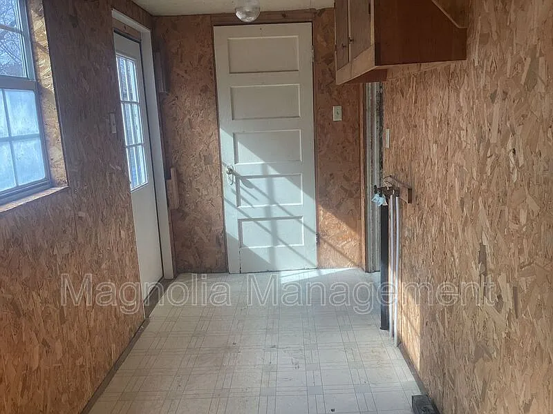 3 bed, 1.0 bath, $935 — Photo 2