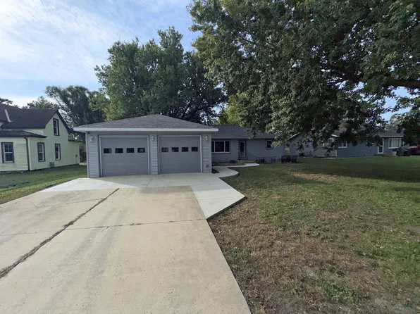 1816 E 9th St, Sheldon, IA 51201