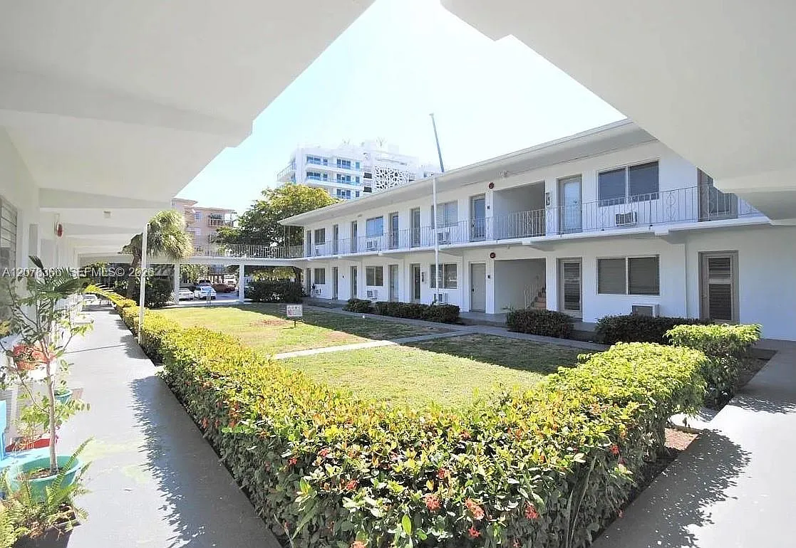 Bay Harbor Island — Photo 1