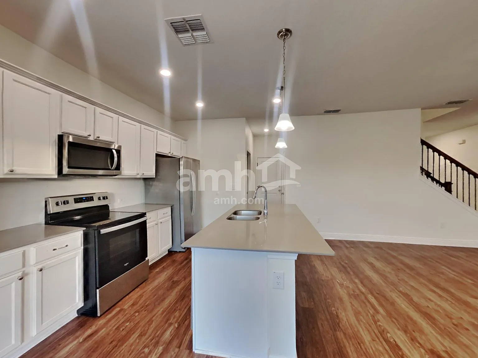 4 bed, 2.5 bath, 1977 sqft, $2,635 — Photo 3