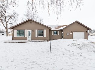 302 4th St NE, Hazen, ND 58545