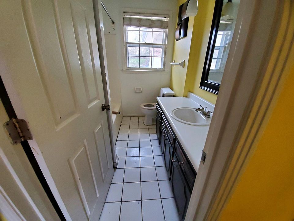 2nd image of 860 Oakwood Terrace Dr