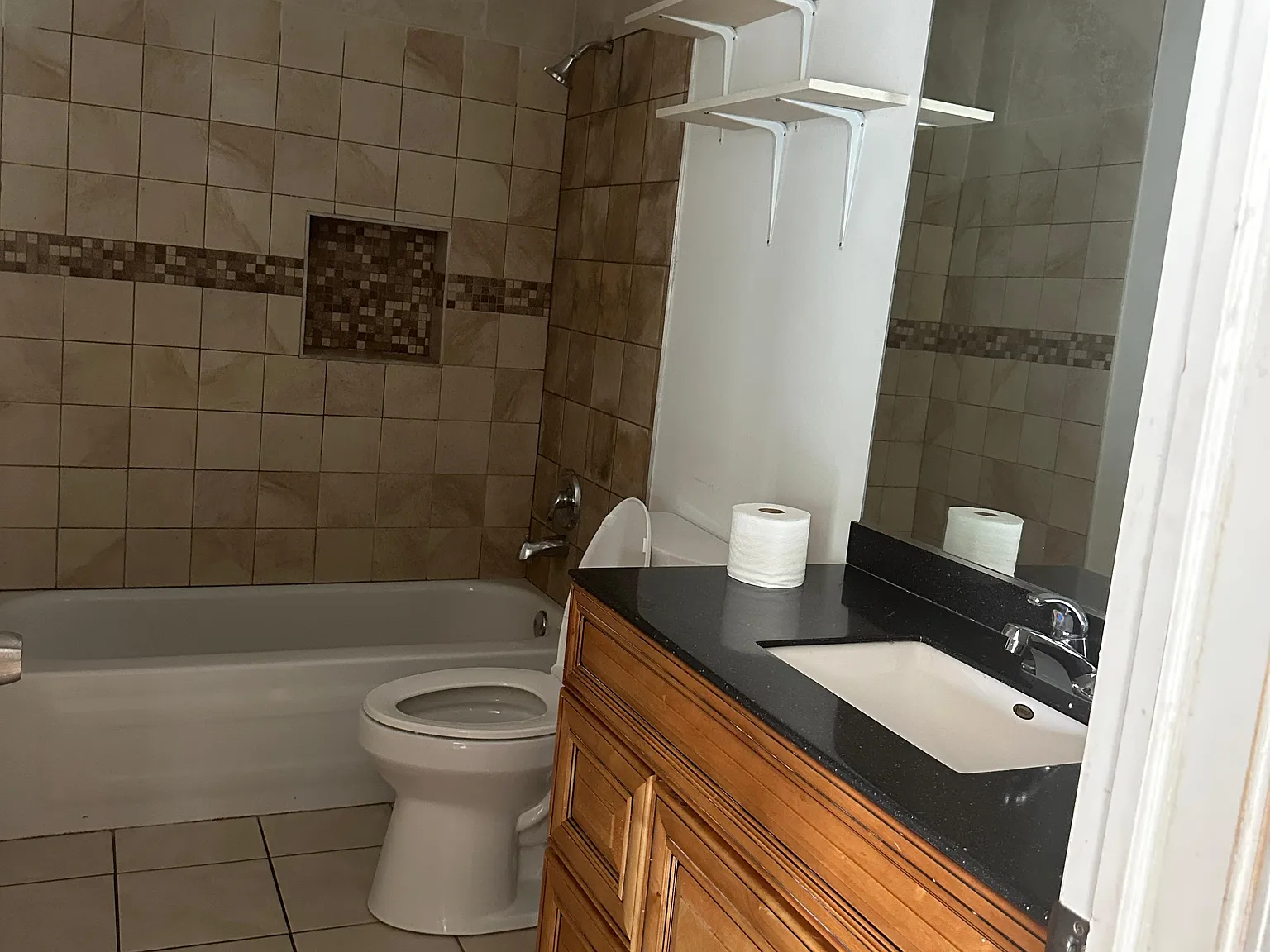 3 bed, 1100 sqft, $2,300 — Photo 4