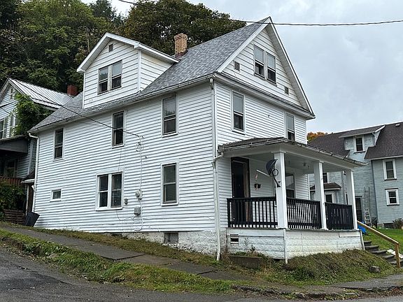 3rd image of 211 E 4th St
