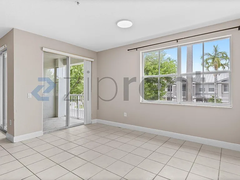 1015 Shoma Dr — Photo 7