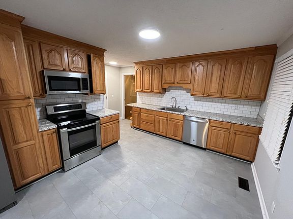 5th image of 114 Hickory Hills Dr