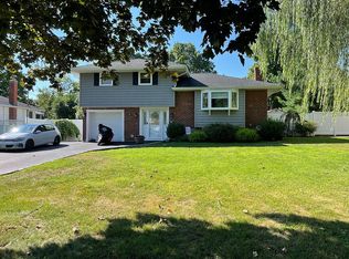 10 Baylor Dr, Smithtown, NY 11787