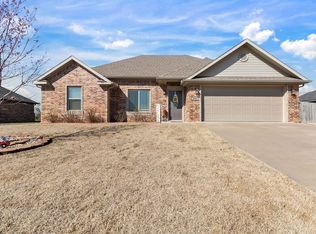 840 Iroquois Dr, Prairie Grove, AR 72753