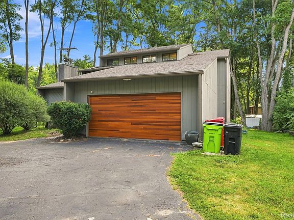 3rd image of 2365 Lochaven Rd