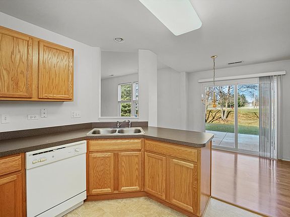 5th image of 178 W Buckingham Dr