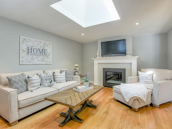 4th image of 1048 Broadway Ct