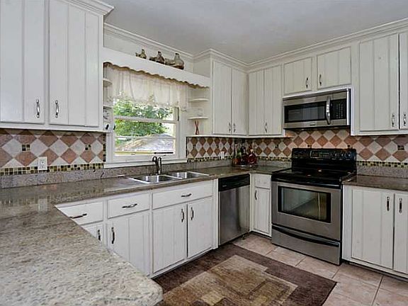 5th image of 583 Castlewood Dr SE