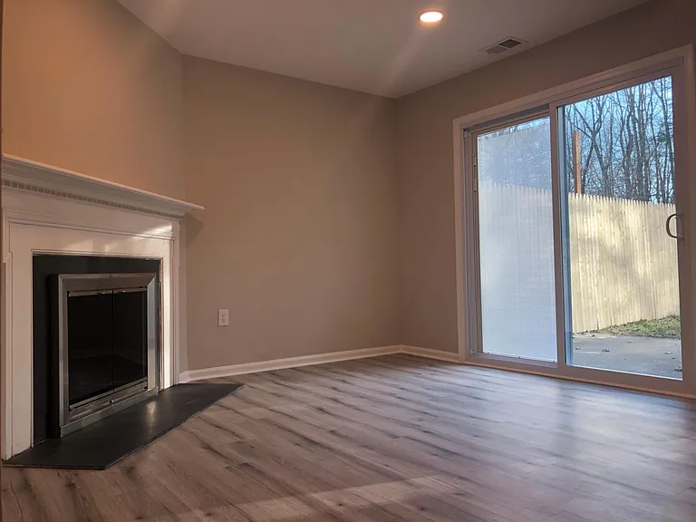 542 Newbury Ct — Photo 15