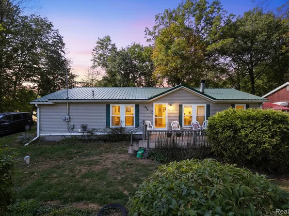 1325 Hillside Dr, Columbiaville, MI 48421