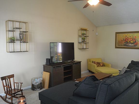 5th image of 585 Hilltop Terrace Dr