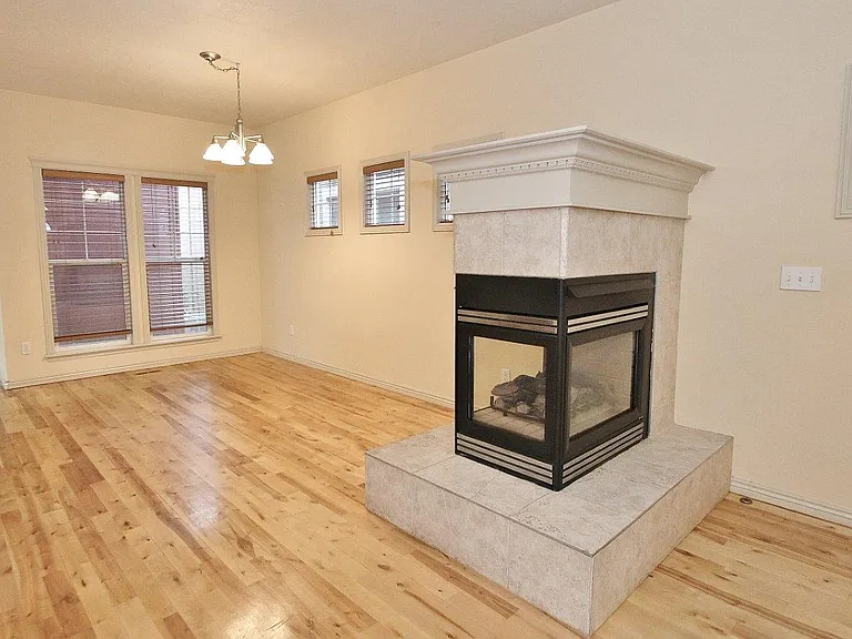 385 W Hale St — Photo 7