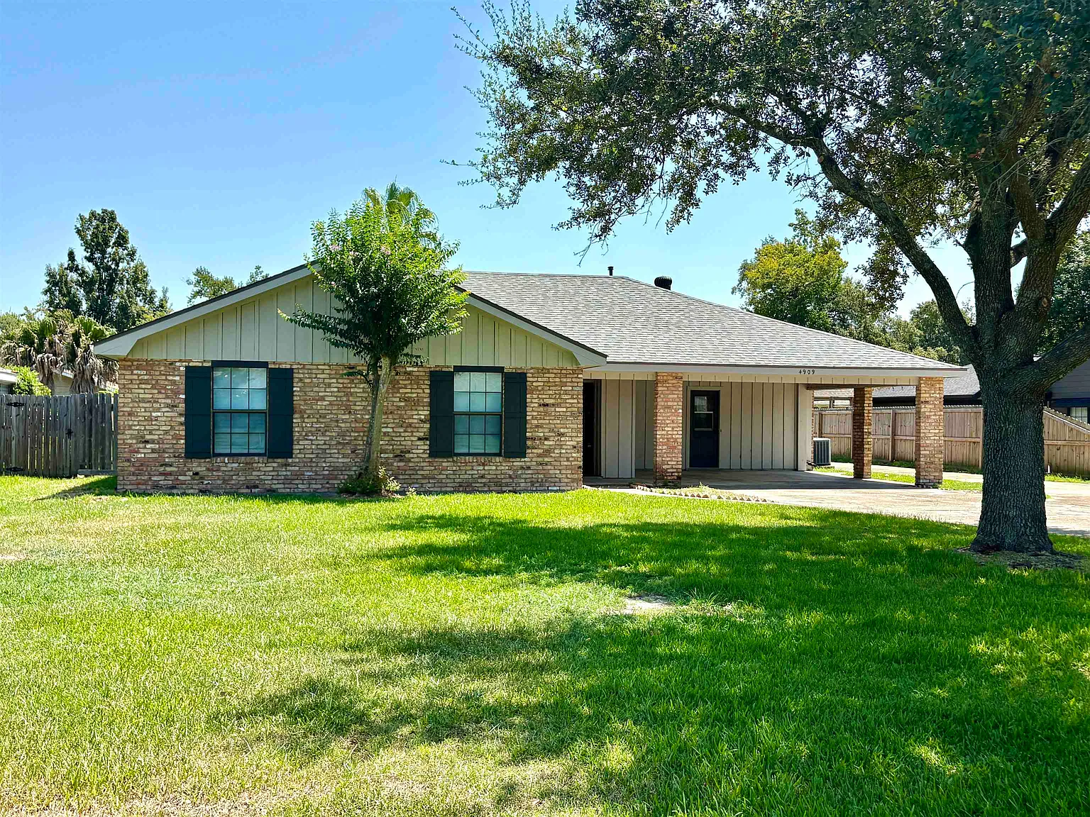 3 bed, 2.0 bath, 1923 sqft, $2,500 — Photo 1