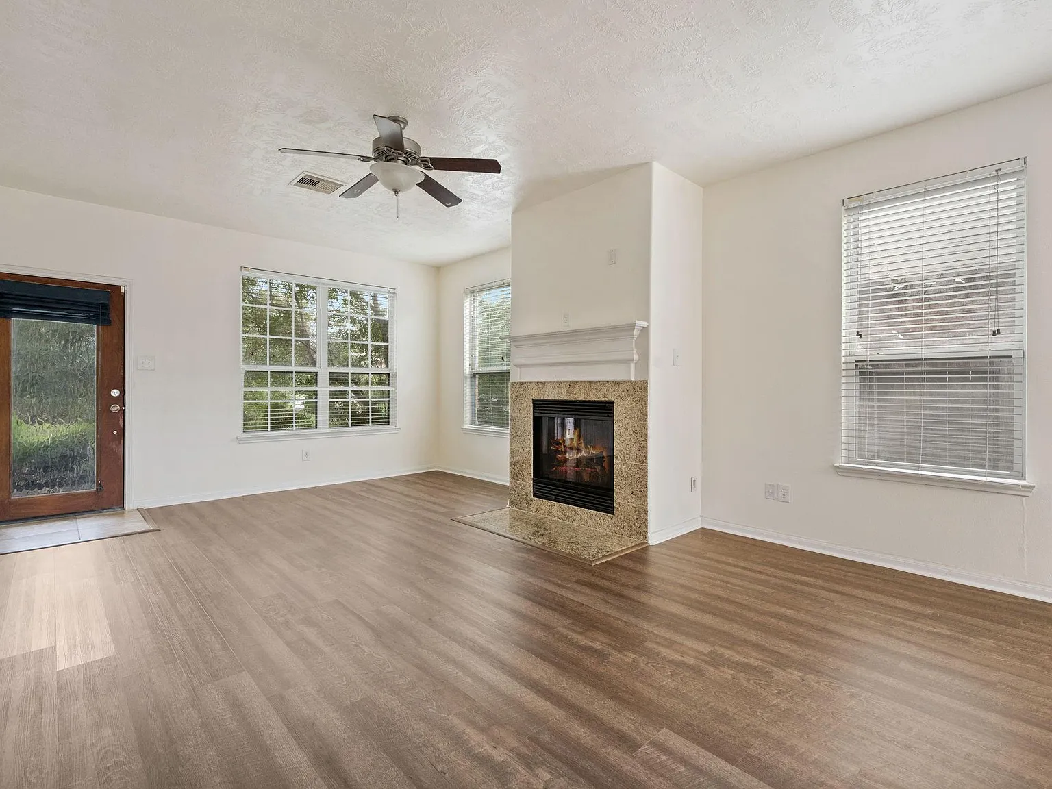 4 bed, 2.5 bath, 2433 sqft, $2,500 — Photo 4