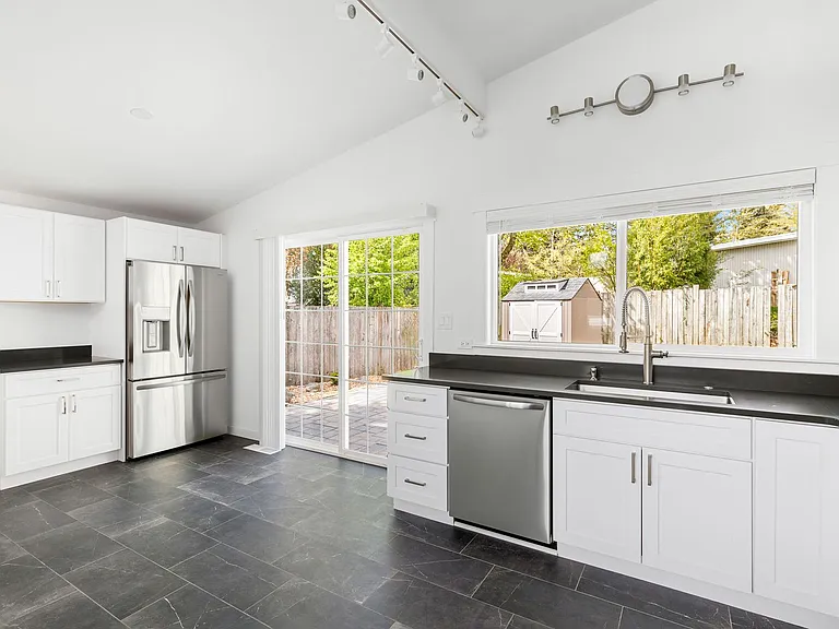 15666 SE 9th St — Photo 5