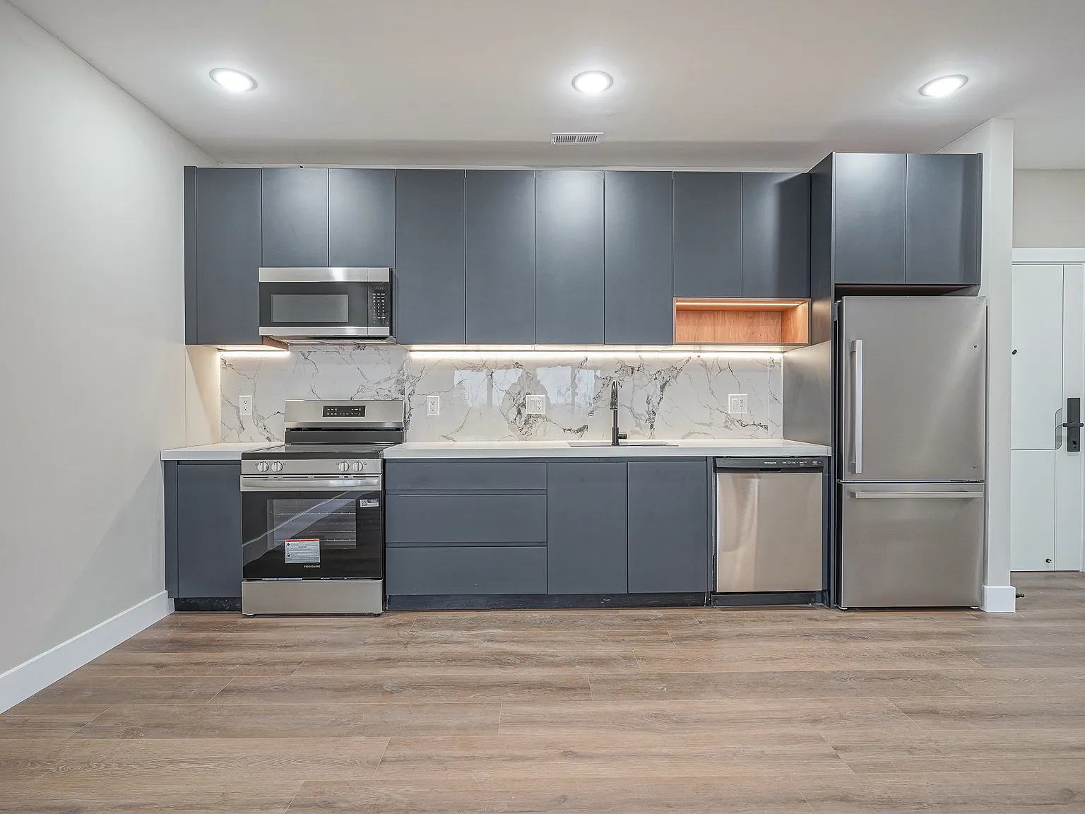 2 bed, 800 sqft, $1,800 — Photo 2