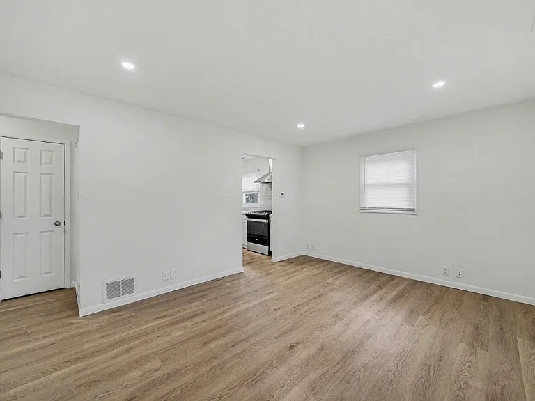 613 N Ashland Ave — Photo 5