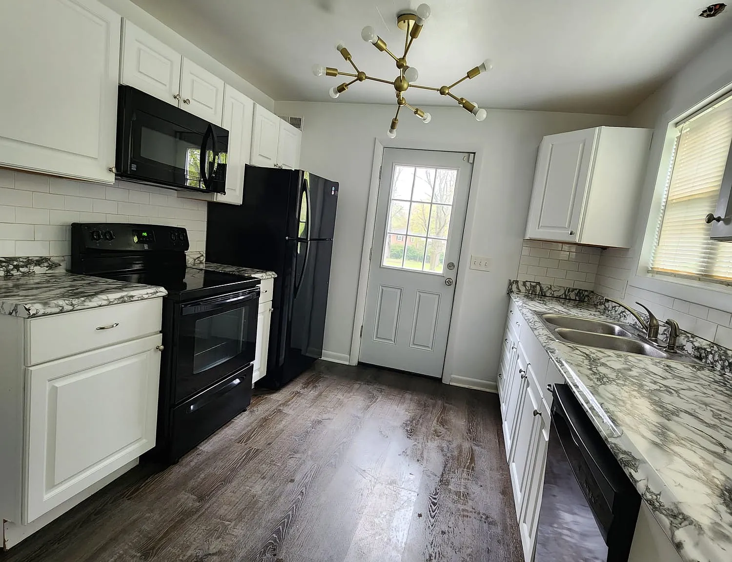 4 bed, 2259 sqft, $4,100 — Photo 2