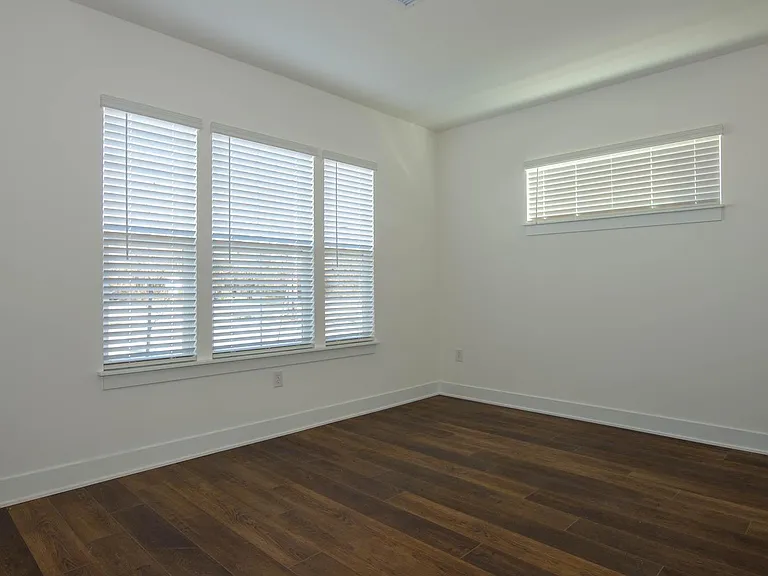1037 W 18th St — Photo 3