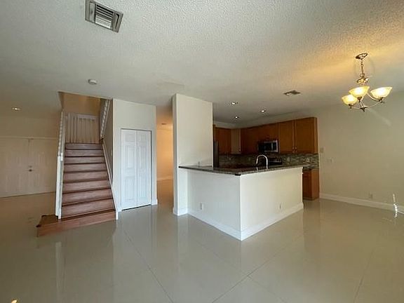 2nd image of 1156 Chinaberry Dr