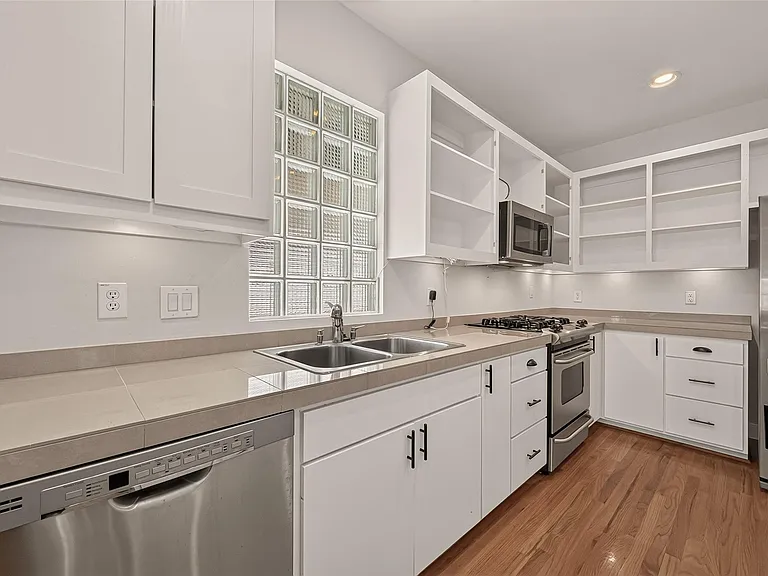 733 W 22nd St #D — Photo 15
