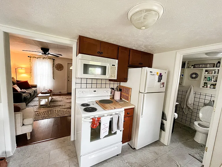 1110 Jordan Lake Ave — Photo 3