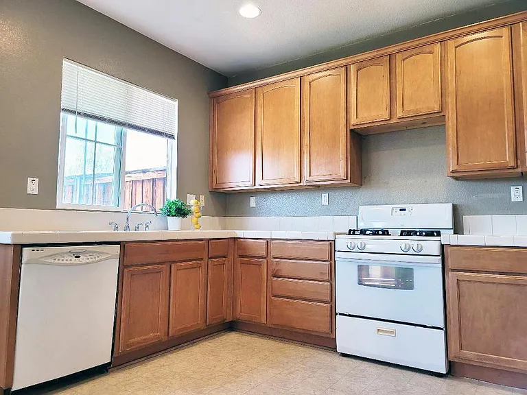 15431 Park Point Ave #102 — Photo 7