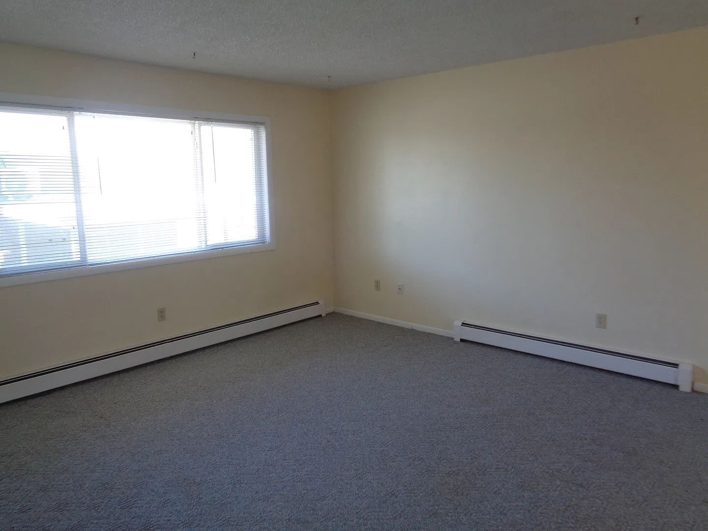 2215 Monad — Photo 4