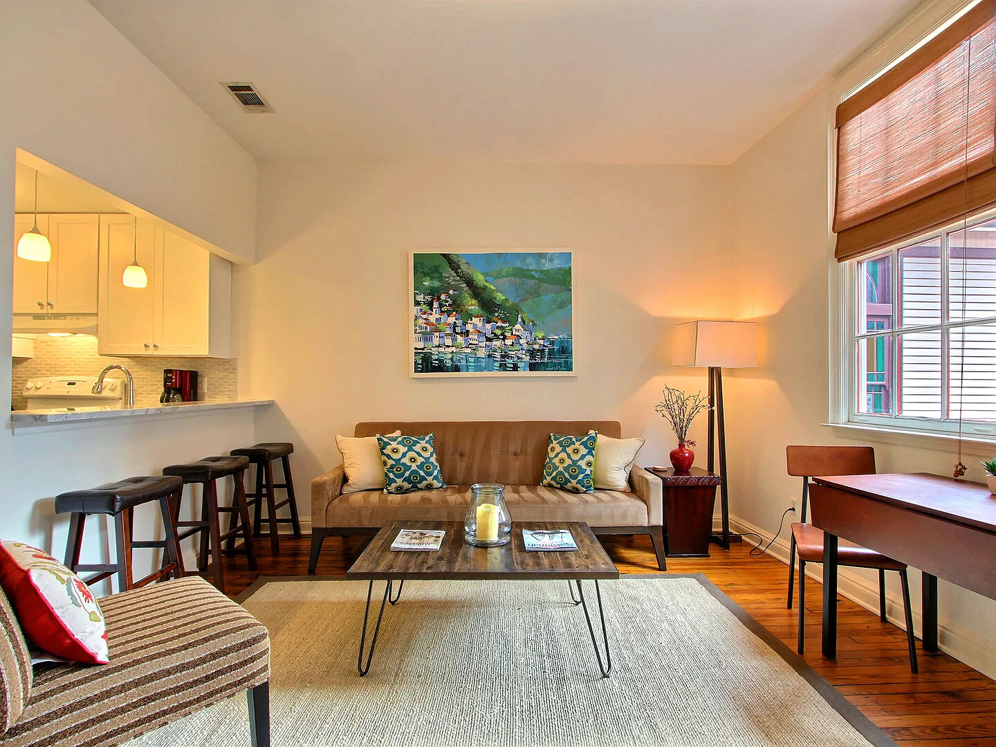 2 bed, 700 sqft, $3,200 — Photo 1