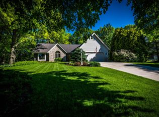 625 Robin Ln, Hartland, WI 53029