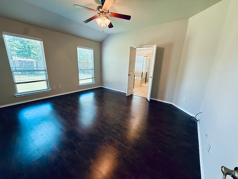 1810 Carol Ln — Photo 2
