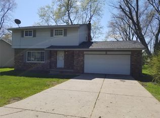 2735 N Williams Lake Rd, Waterford, MI 48329