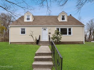 1 Matthews Hts, Glen Cove, NY 11542