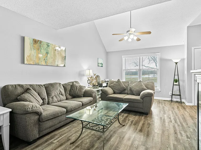 910 E Summit St — Photo 11