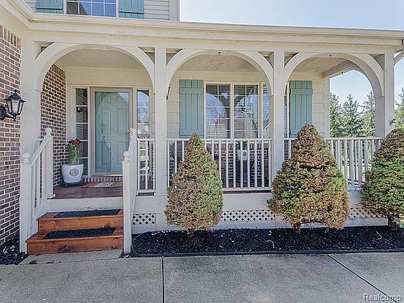 4th image of 5879 Versailles Ave